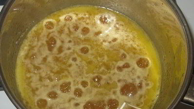 блинные рулетики c фруктово-карамельным соусом