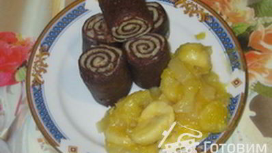 блинные рулетики c фруктово-карамельным соусом