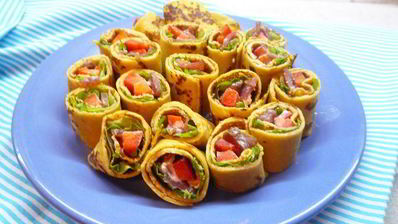 блинные рулетики из тыквы с копченостями и йогуртом