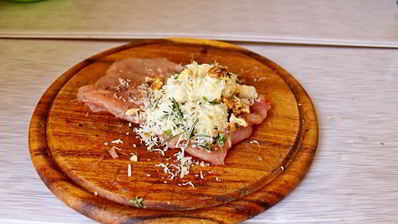 куриные рулетики с грушей и орехами