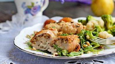 куриные рулетики с грушей и орехами