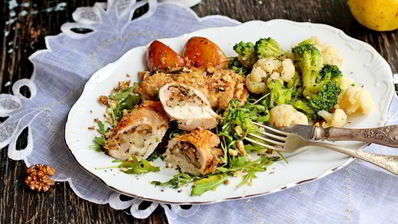 куриные рулетики с грушей и орехами