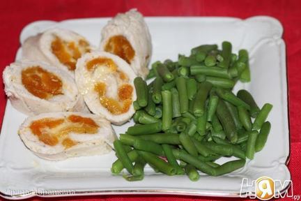 Куриные рулетики с курагой и сыром