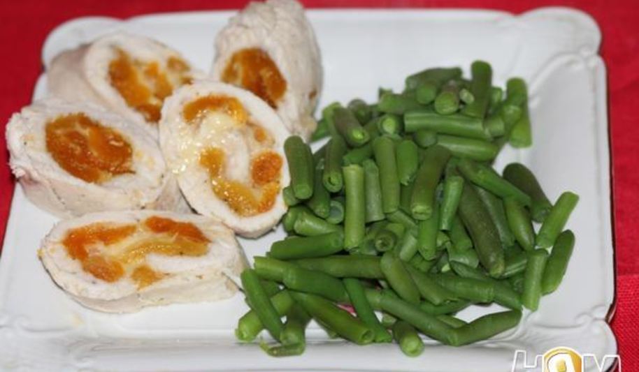 Рецепт куриных рулетиков с курагой и сыром