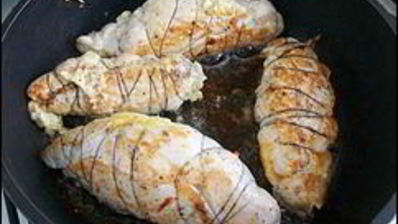 куриные рулетики с сырной начинкой запеченные с картошкой под сливочным соусом