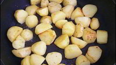 куриные рулетики с сырной начинкой запеченные с картошкой под сливочным соусом