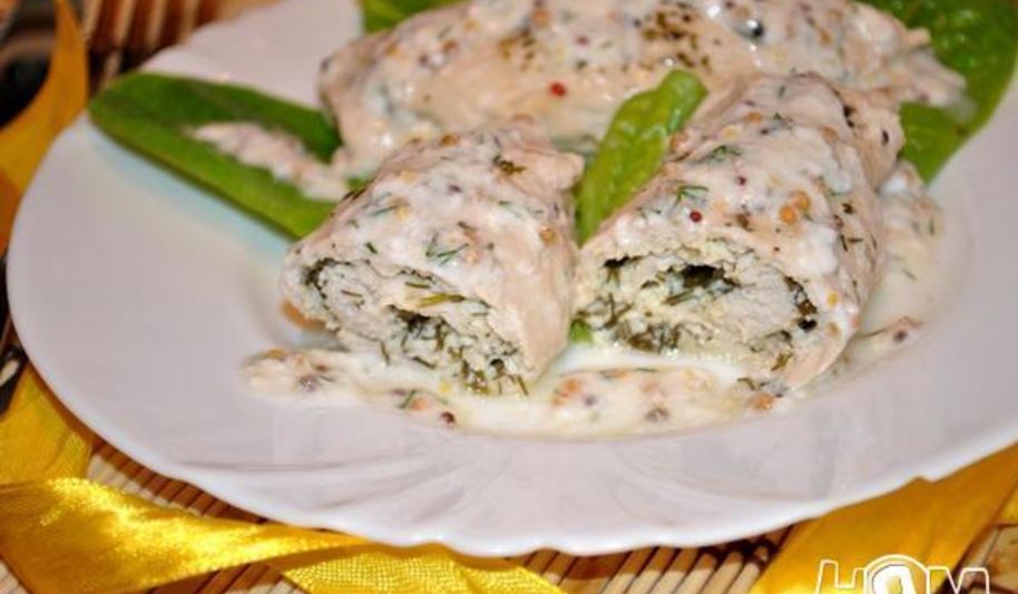 Рецепт куриных рулетиков с творогом под йогуртовым соусом