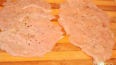 куриные рулетики с творогом под йогуртовым соусом