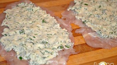 куриные рулетики с творогом под йогуртовым соусом