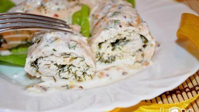 куриные рулетики с творогом под йогуртовым соусом