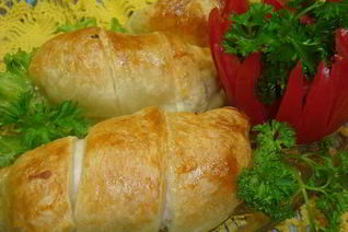 Куриные рулеты в слоеных спиральках