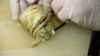 манелла — запеченные рулеты из баклажанов