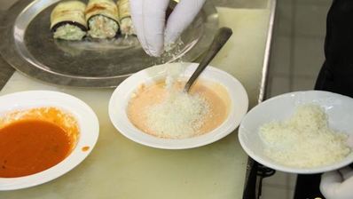 манелла — запеченные рулеты из баклажанов