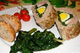 Мясной рулет с вареными яйцами