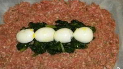 мясной рулет с вареными яйцами