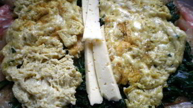 рулет из индейки с яйцом и шпинатом