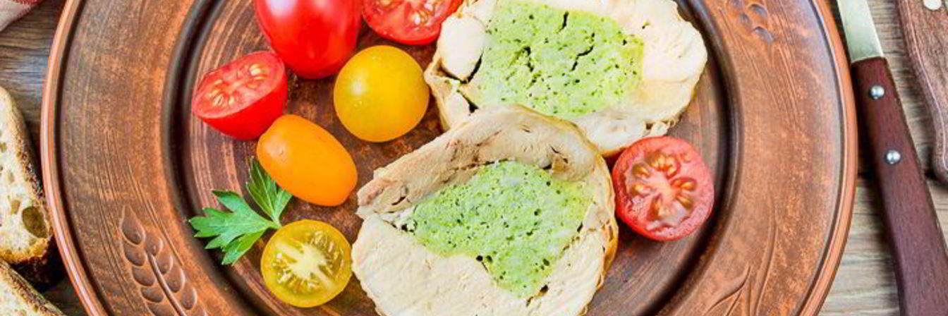 Рулет из курицы с базиликом