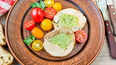 рулет из курицы с базиликом