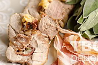 Рулет из свинины, фаршированный панчеттой, шалфеем и сыром Грюйер