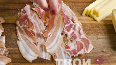 рулет из свинины, фаршированный панчеттой, шалфеем и сыром грюйер