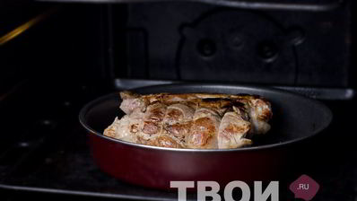 рулет из свинины, фаршированный панчеттой, шалфеем и сыром грюйер