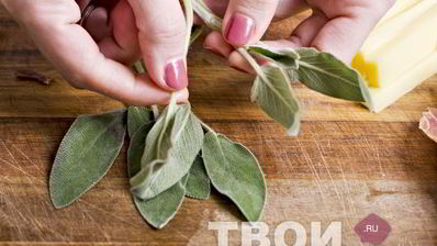 рулет из свинины, фаршированный панчеттой, шалфеем и сыром грюйер