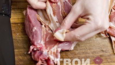 рулет из свинины, фаршированный панчеттой, шалфеем и сыром грюйер