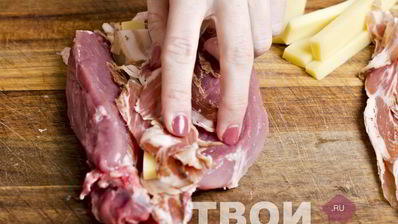 рулет из свинины, фаршированный панчеттой, шалфеем и сыром грюйер