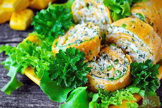 Рулет из сыра с зеленью и яблоком