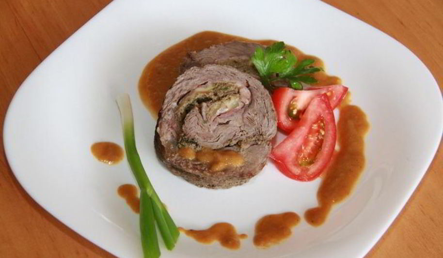 Рецепт рулета из телятины с беконом и грибами на пиве