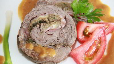 рулет из телятины с беконом и грибами на пиве