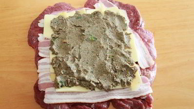 рулет из телятины с беконом и грибами на пиве