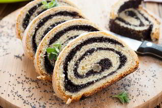 Рулет на дрожжах с маковой начинкой