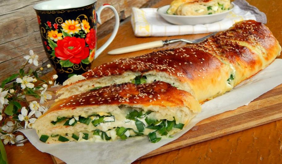 Рецепт рулета с луком и яйцом в духовке