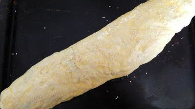 рулет с луком и яйцом в духовке