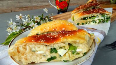рулет с луком и яйцом в духовке