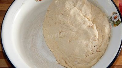 рулет с луком и яйцом в духовке