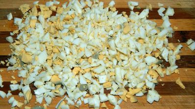 рулет с луком и яйцом в духовке