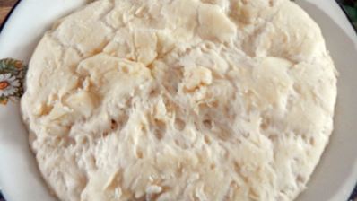 рулет с луком и яйцом в духовке