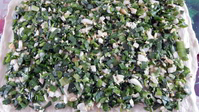 рулет с луком и яйцом в духовке