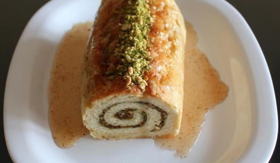 Рецепт рулета с ореховой начинкой, корицей и медовым сиропом