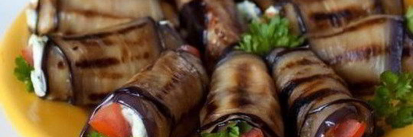 Рулетики из баклажана с фетой и помидорами