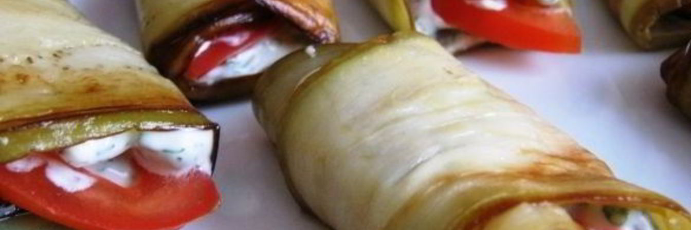 Рулетики из баклажанов с помидорами