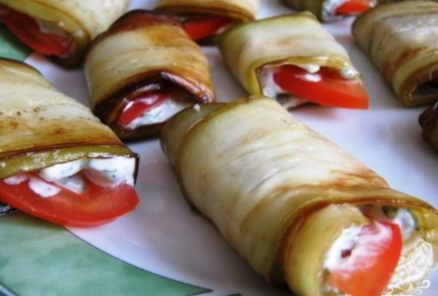 Рулетики из баклажанов с помидорами