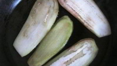 рулетики из баклажанов с помидорами