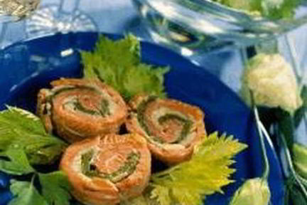 Рулетики из красной и белой рыбы