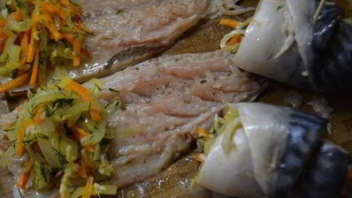 рулетики из скумбрии с овощами