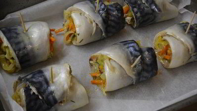 рулетики из скумбрии с овощами