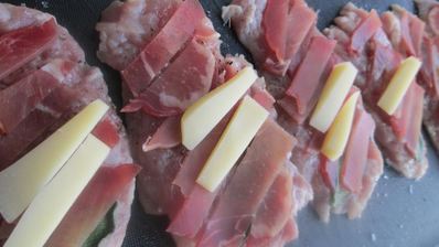 рулетики из свинины в ветчине с пармезаном