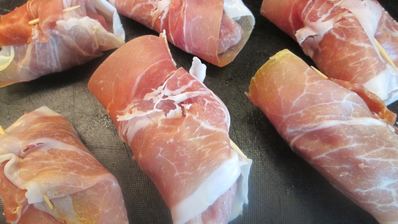 рулетики из свинины в ветчине с пармезаном